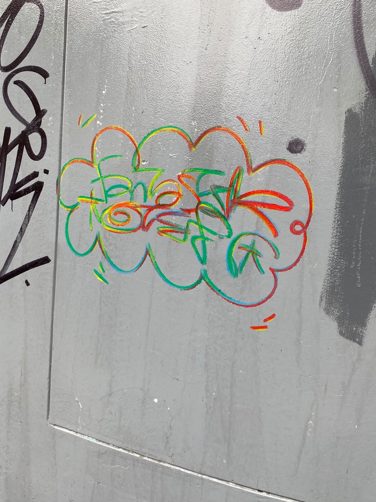 Detalle de una intervención colorida hecha con MIXTAG