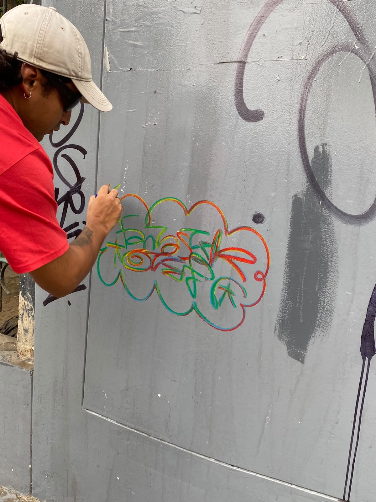 Trazos de colores de MIXTAG sobre una superficie blanca