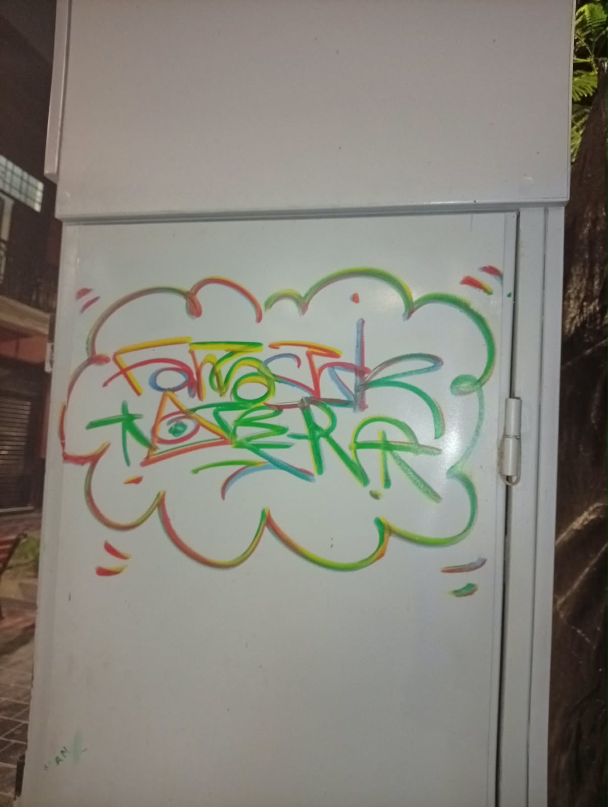 Letras y líneas multicolor hechas con MIXTAG